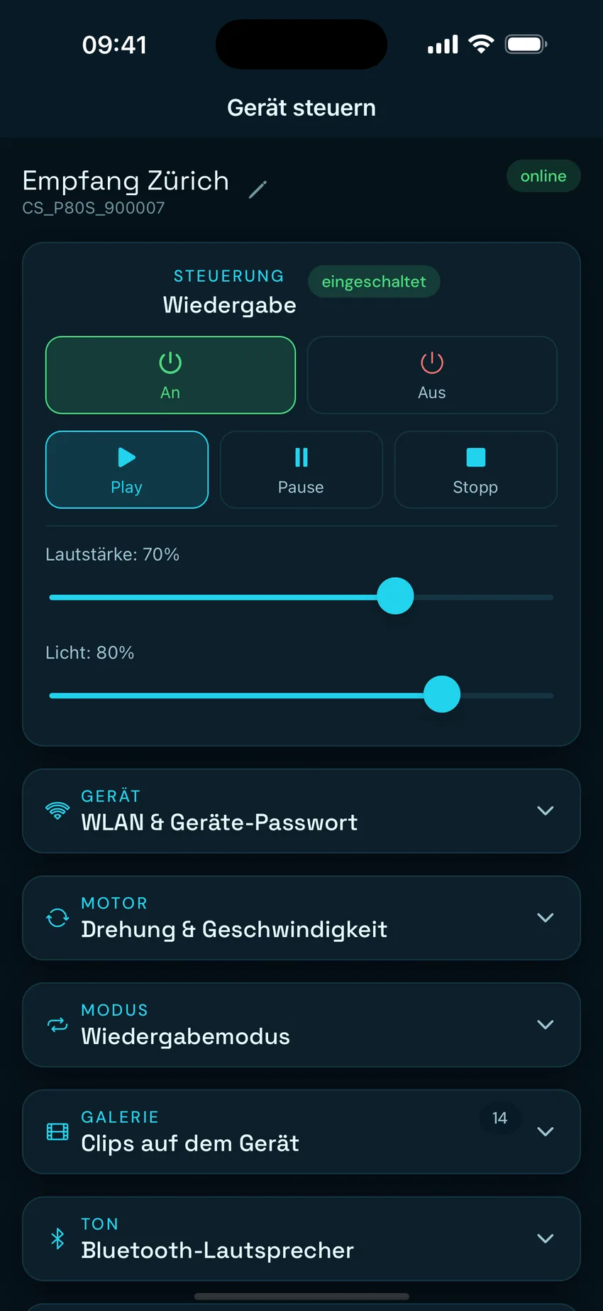 App-Bildschirm „Gerät steuern“: An und Aus, Play, Pause und Stopp sowie Regler für Lautstärke und Licht eines Hologramm-Geräts